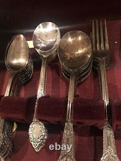 Ensemble de couverts en argent Community Oneida Silver Plate de 55+ pièces, comprenant des cuillères, des fourchettes à salade et des fourchettes de dîner.