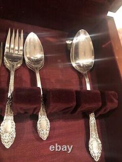 Ensemble de couverts en argent Community Oneida Silver Plate de 55+ pièces, comprenant des cuillères, des fourchettes à salade et des fourchettes de dîner.