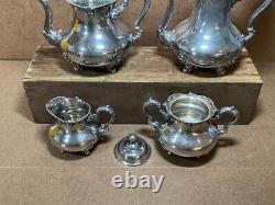 Ensemble de thé et café en argent plaqué de la compagnie Meriden B. (Britannia), motif 2027, comprenant 4 pièces.