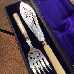 Fourchette et couteau de service en argent plaqué avec motif découpé à l'anglaise victorienne dans un étui en cuir ajusté.