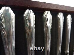 Vintage A National Silver Co. Triple Plate Silverplate Flatware 61 Piece NTS16 translates to 'Vintage Un National Silver Co. Argenterie Triple Plate Argenté 61 pièces NTS16' in French.